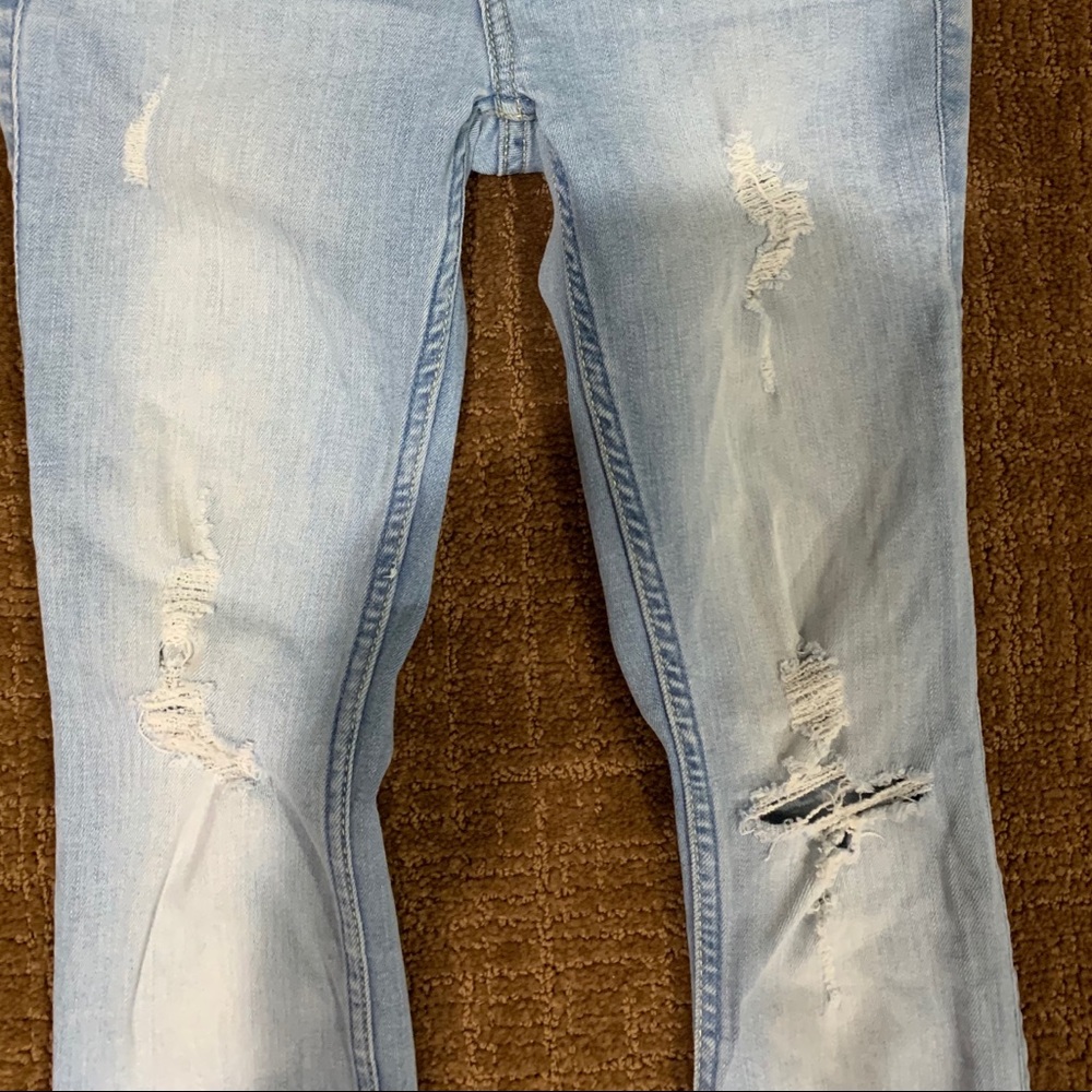 Hollister light washed, lightly ripped jeans - Picture 2 of 4